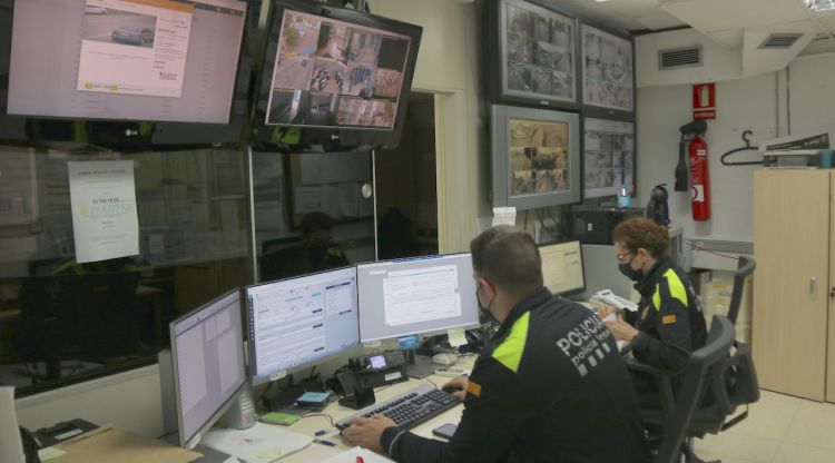 Sala de control de càmeres de Blanes amb dos agents treballant-hi. ACN