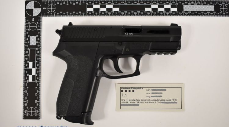 Una de les armes dels dos assaltants