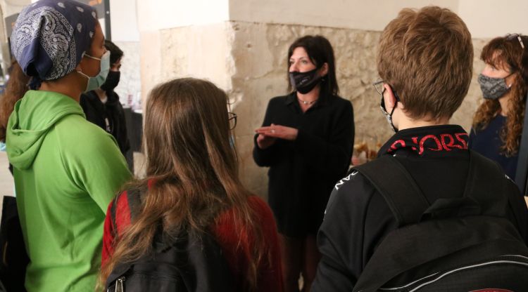 Un grup d'estudiant rebent informació d'una empresa de l'Alt Empordà al castell de Sant Ferran. ACN