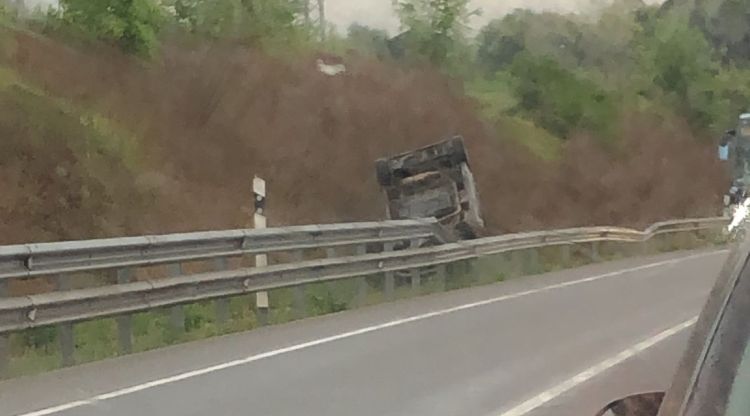 Un dels vehicles implicats en l'accident fora de la calçada. Anti-Radars Garrotxa