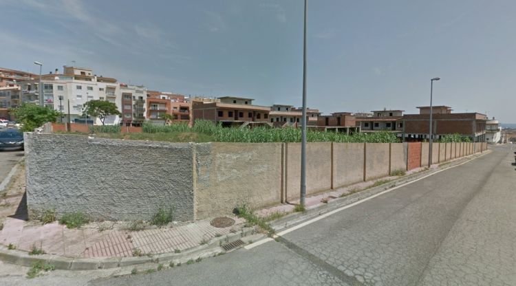 El solar on s'hi podran construir un supermercat o habitatges