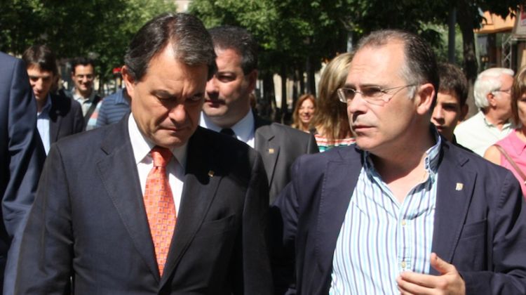 El president de l'executiu català acompanyat de l'alcalde de Salt, Jaume Torramadé © ACN