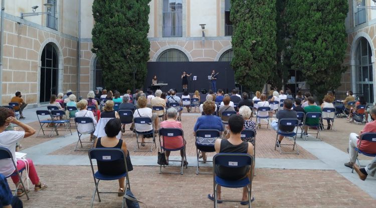 Una de les activitats que es desenvolupen al pati. Casa de Cultura