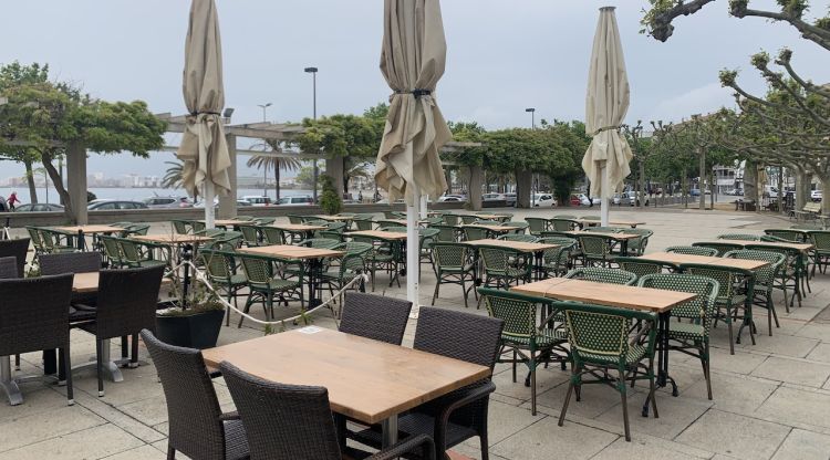 Una terrassa situada a la plaça Catalunya de Roses