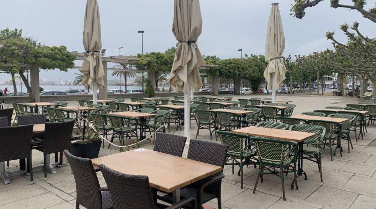 Una terrassa situada a la plaça Catalunya de Roses