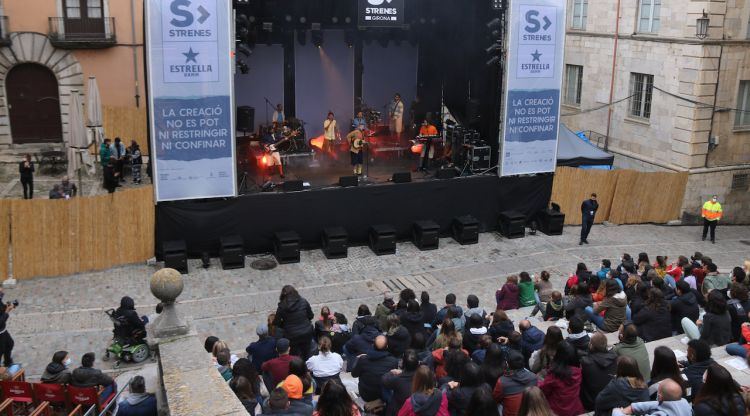 Un instant del concert d'Oques Grasses amb el públic a les escales de la catedral de Girona. ACN