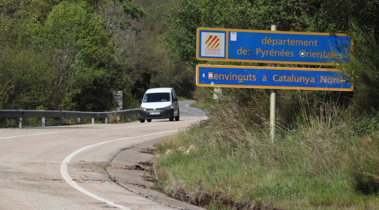 Una furgoneta passant la frontera entre Espanya i França pel pas de Maçanet de Cabrenys. ACN