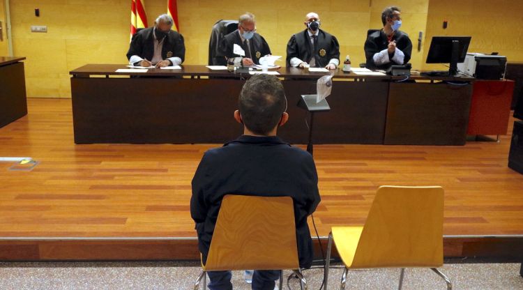 L'acusat d'abusar sexualment d'una menor a la Bisbal d'Empordà, aquest 4 de maig del 2021 durant el judici a l'Audiència de Girona. ACN
