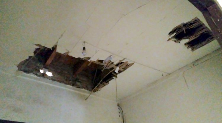 Les famílies de l'escola de Ventalló critiquen que l'edifici actual és "deficient", hi ha humitats, les golfes estan apuntalades i no té menjador