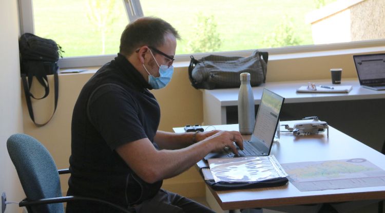 Un dels participants del Catalunya Rural Hub a l'espai de coworking que s'ha habilitat a Can Trona de la Vall d'en Bas. ACN