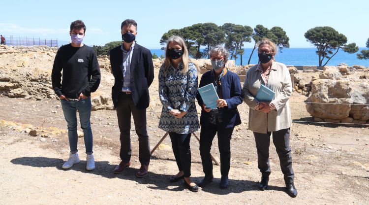 La directora del festival Portalblau amb les autoritats i l'artista Miki Núñez a les ruïnes d'Empúries. ACN