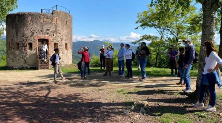 Una activitats guiada al volcà Montsacopa. ACN