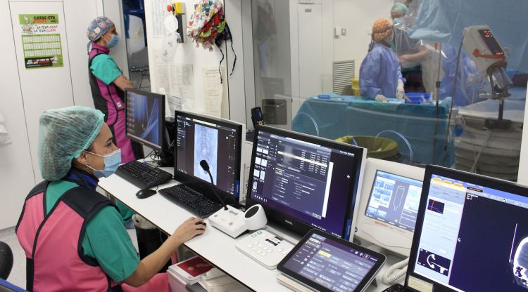 Professionals sanitaris de la unitat de radiologia vascular intervencionista de l'Hospital Josep Trueta durant una intervenció