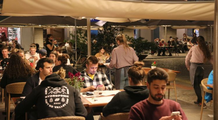 Una terrassa de la plaça Independència de Girona plena. ACN