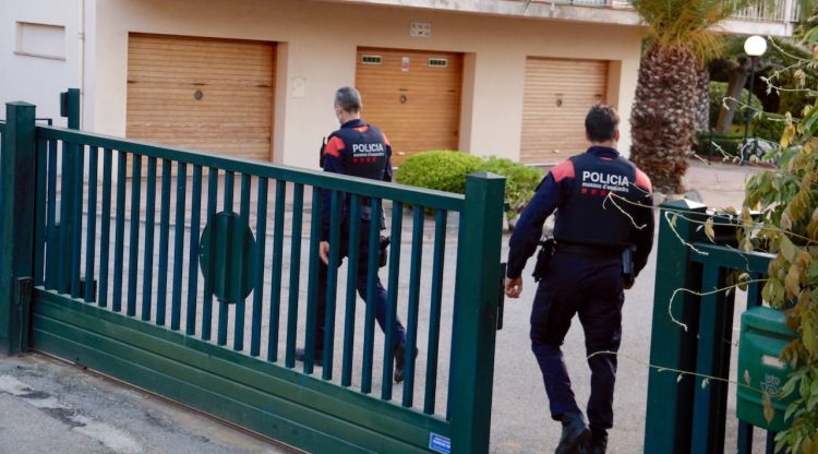 Dos agents dels Mossos d'Esquadra en un registre a Sant Feliu de Guíxols, aquest matí. ACN