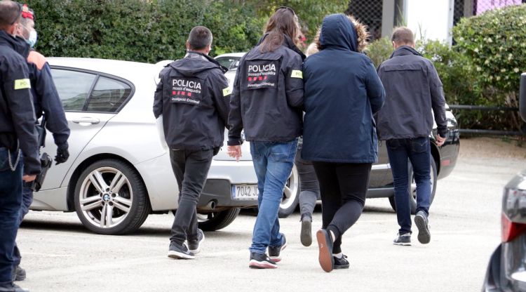 Mossos d'esquadra s'enduen un detingut en el registre a Sant Feliu de Guíxols. ACN