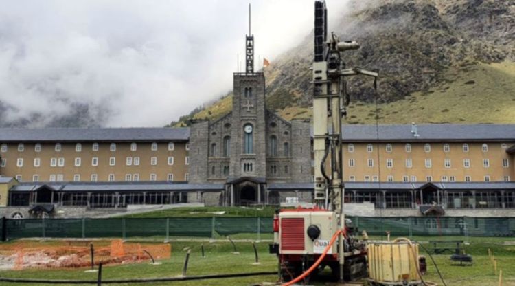 El santuari de Núria, amb els treballs que s'estan fent a l'esplanada