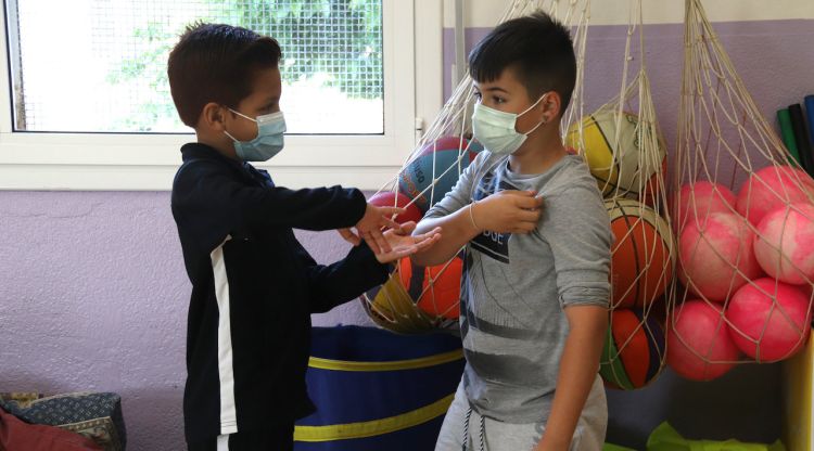 Dos alumnes de l'escola de Font de la Pólvora participant en una activitat del projecte 'Llum'