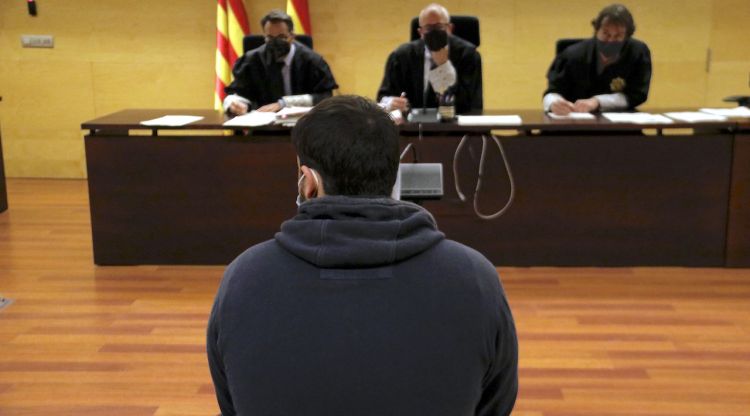 D'esquenes, un acusat de participar als disturbis postsentència a Girona de la nit del 19 d'octubre. ACN
