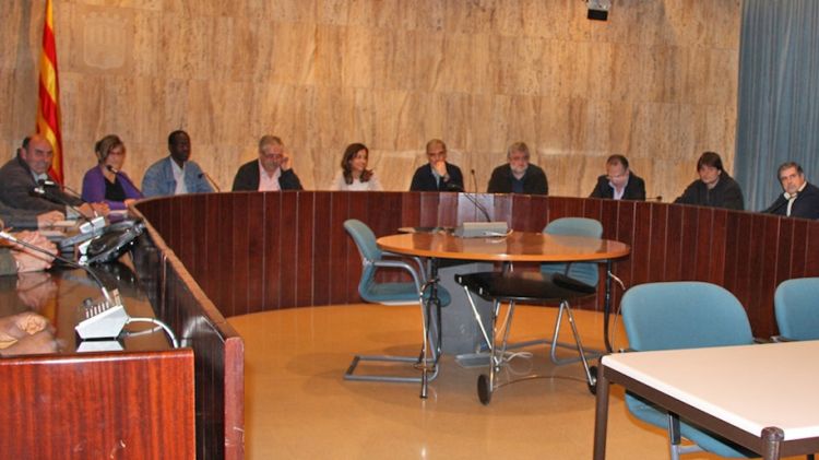 La reunió d'aquest vespre a l'Ajuntament de Salt ha aplegat entitats, veïns, comerciants, nouvinguts i els grups polítics del municipi © ACN