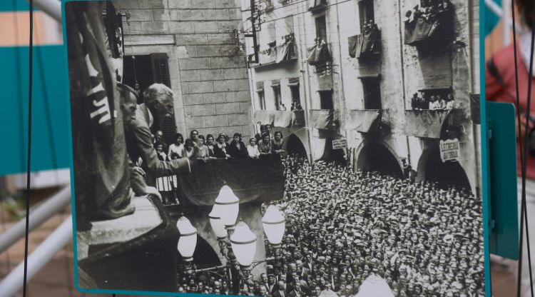 Pla curt d'una foto de Macià a la Plaça del Vi en l'exposició 'Tres dies d'abril. 90 anys de la proclamació de la república'. ACN