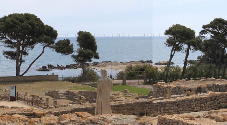 Representació del parc eòlic marí vist des de les ruïnes d'Empúries