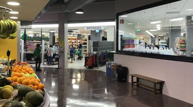 L'entrada del supermercat Mercadona al Mercat de Salt, que s'ha reformat