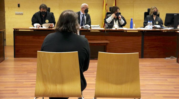 D'esquenes, l'acusada de donar una propietat al fill per evitar que la Seguretat Social li embargués. ACN