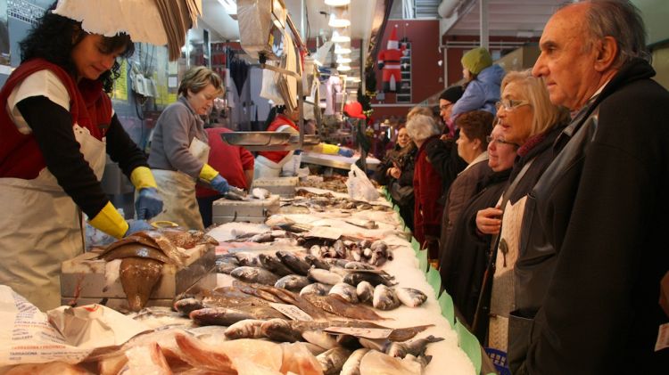 Imatge d'una parada de peix al Mercat del Lleó de Girona © ACN