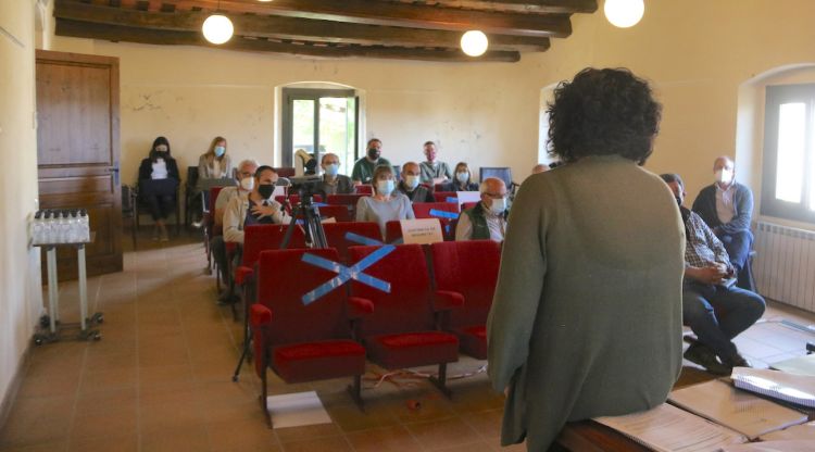 L'alcaldessa de Sant Jordi Desvalls, Núria Martínez, amb alcaldes dels municipis de l'entorn en una reunió. ACN