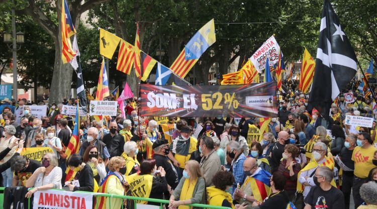 Vista de la concentració a la Rambla de Figueres plena de persones amb banderes. ACN