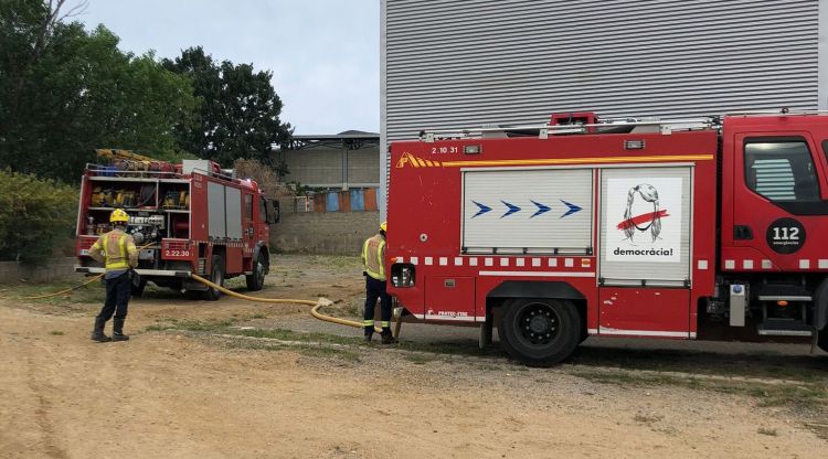 Dues de les dotacions desplaçades a l'incendi de Roses d'aquesta tarda. Bombers de Cadaqués