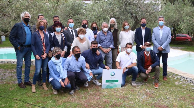 Foto de família de l'acte de lliurament de l'acreditació de turisme sostenible Biosphere, a l'hotel Cala Jóncols. ACN