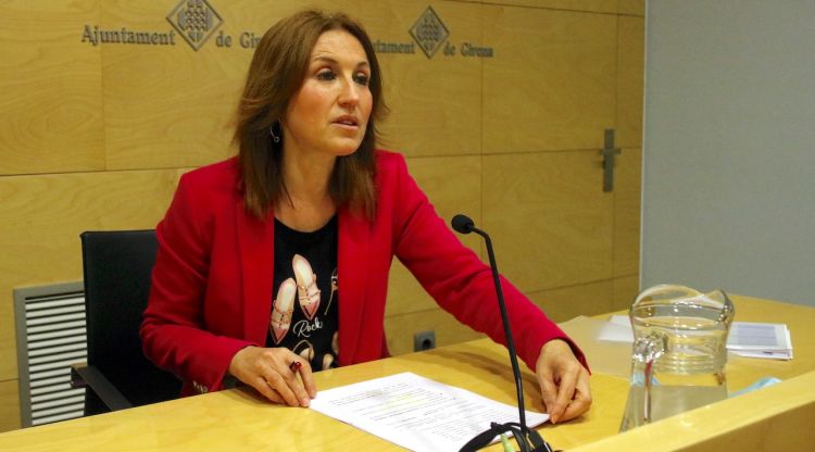 La tinenta d'alcaldia d'Hisenda, Maria Àngels Planas, avui durant la presentació dels pressupostos de l'Ajuntament de Girona. ACN