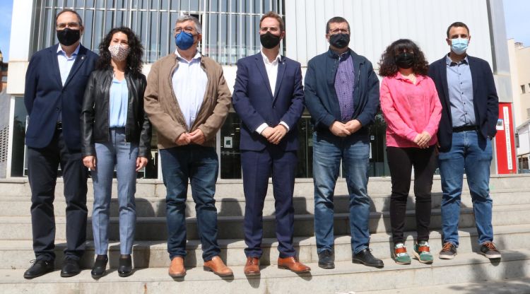 Els vuit regidors de Junts per Figueres en una trobada amb la premsa, aquest matí. ACN