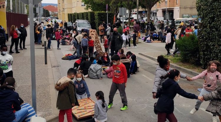 Les famílies i els alumnes de l'escola Àgora de Girona, durant una de les protestes fetes en el marc de la campanya #revoltaEscolar