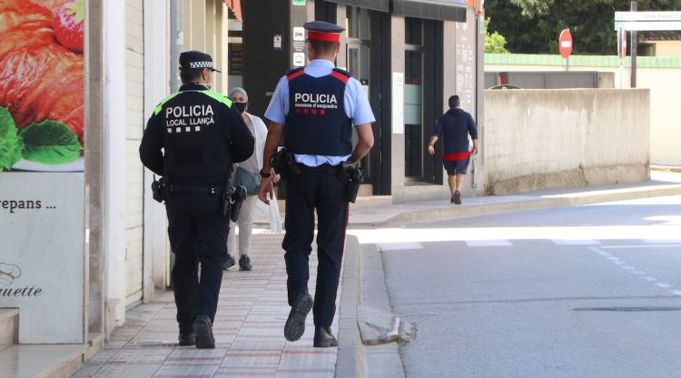 Una patrulla mixta de Mossos i Policia Local de Llançà, patrullant per la vila. ACN