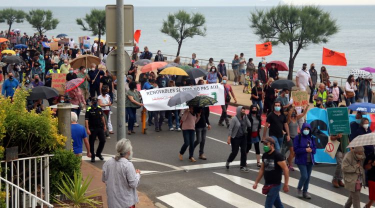 Els manifestants recorrent el passeig marítim de l'Escala. ACN
