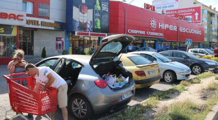 Compradors a la Jonquera el maig de l'any passat. ACN