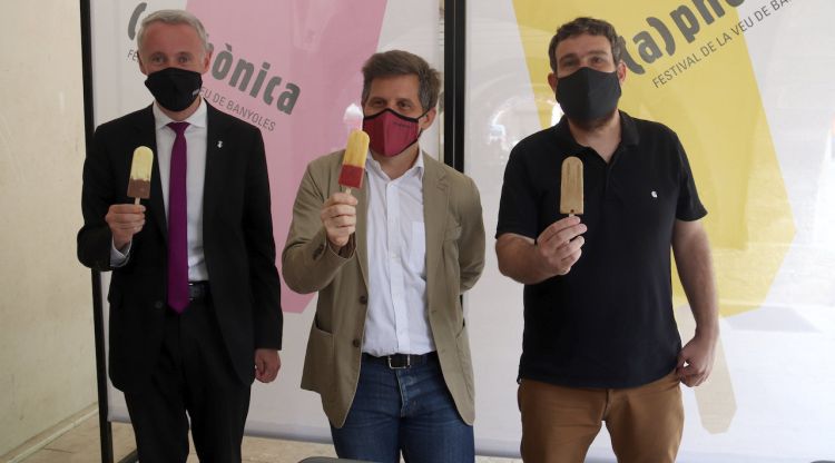 Francesc Viladiu, Miquel Cuenca i Albert Piñeira ensenyant els gelats del festival. ACN