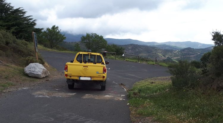 Un vehicle passant pel coll de Banyuls, ja sense els blocs de formigó