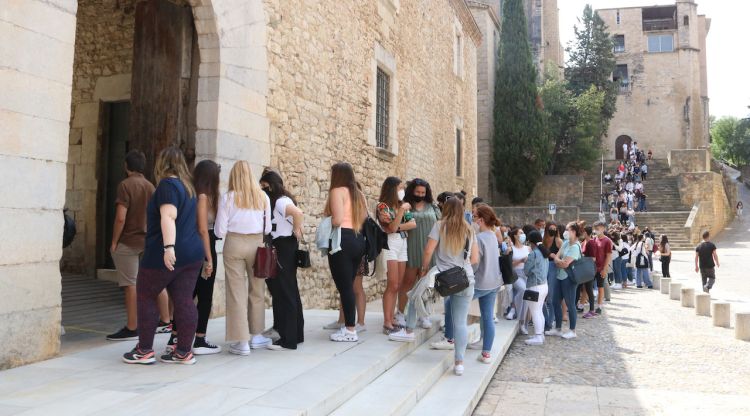 Cua davant de l'edifici del rectorat de la UdG per participar a l'entrega d'instàncies. ACN