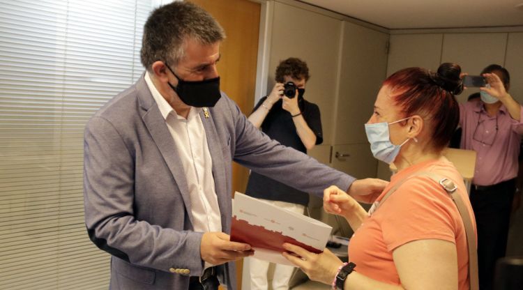 L'alcalde de Salt, Jordi Viñas, fent entrega d'un dels pisos adjudicats. ACN