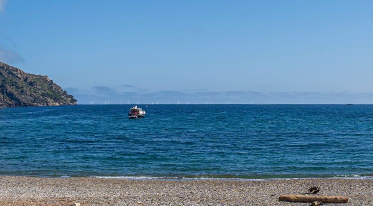 Els molins del parc eòlic marí vistos des de cala Montjoi en una imatge virtual
