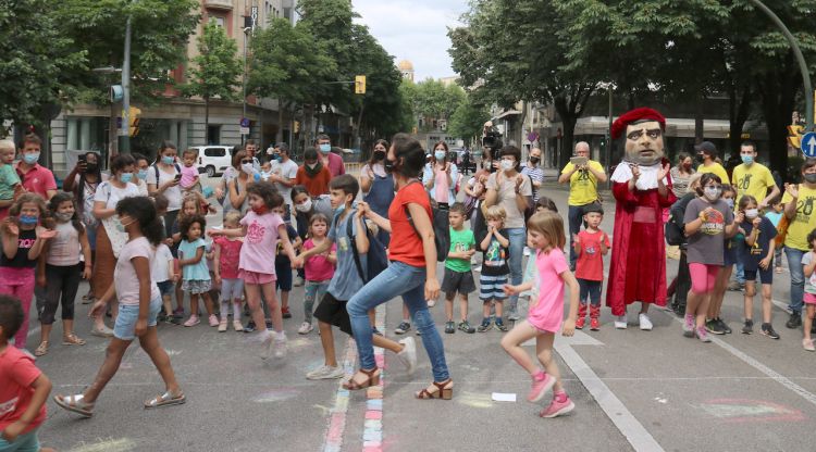 Pares i alumnes ballant aquest divendres 4 de juny de 2021 amb els alumnes de l'escola Bruguera i l'Eiximenis. ACN