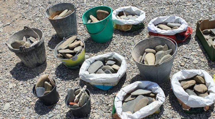 Algunes de les pedres passanelles que han retornat a la platja de Cadaqués