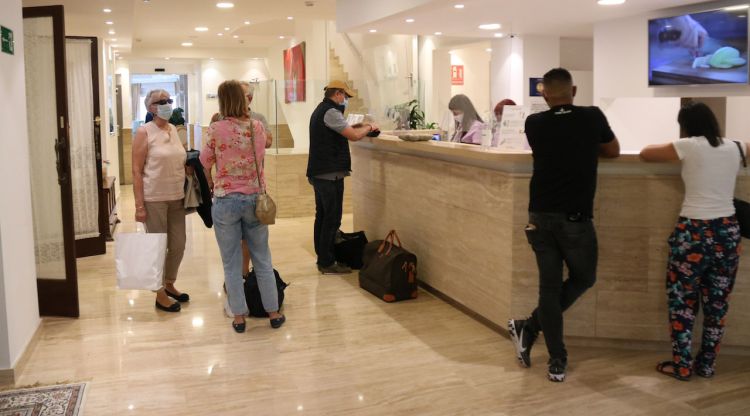 Uns clients són atesos a l'entrada de l'Hotel Costa Brava de Platja d'Aro l'estiu passat. ACN