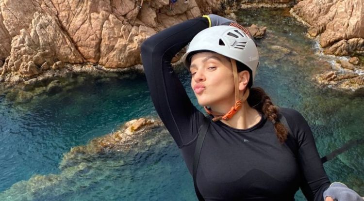 L'artista catalana creuant la via ferrata. Rosalia/Instagram