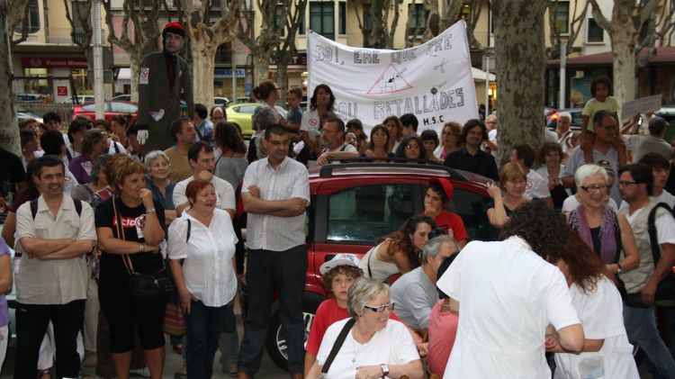 Unes 200 s'han concentrat davant de l'Espai Caixa © ACN