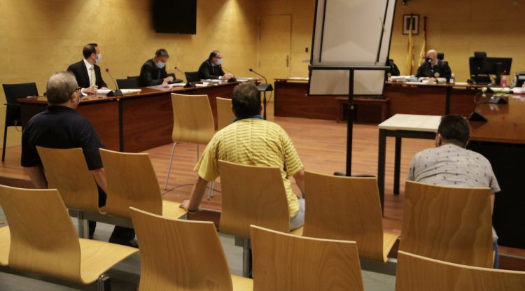 D'esquenes, els tres acusats per abusar sexualment d'un menor a Blanes. ACN